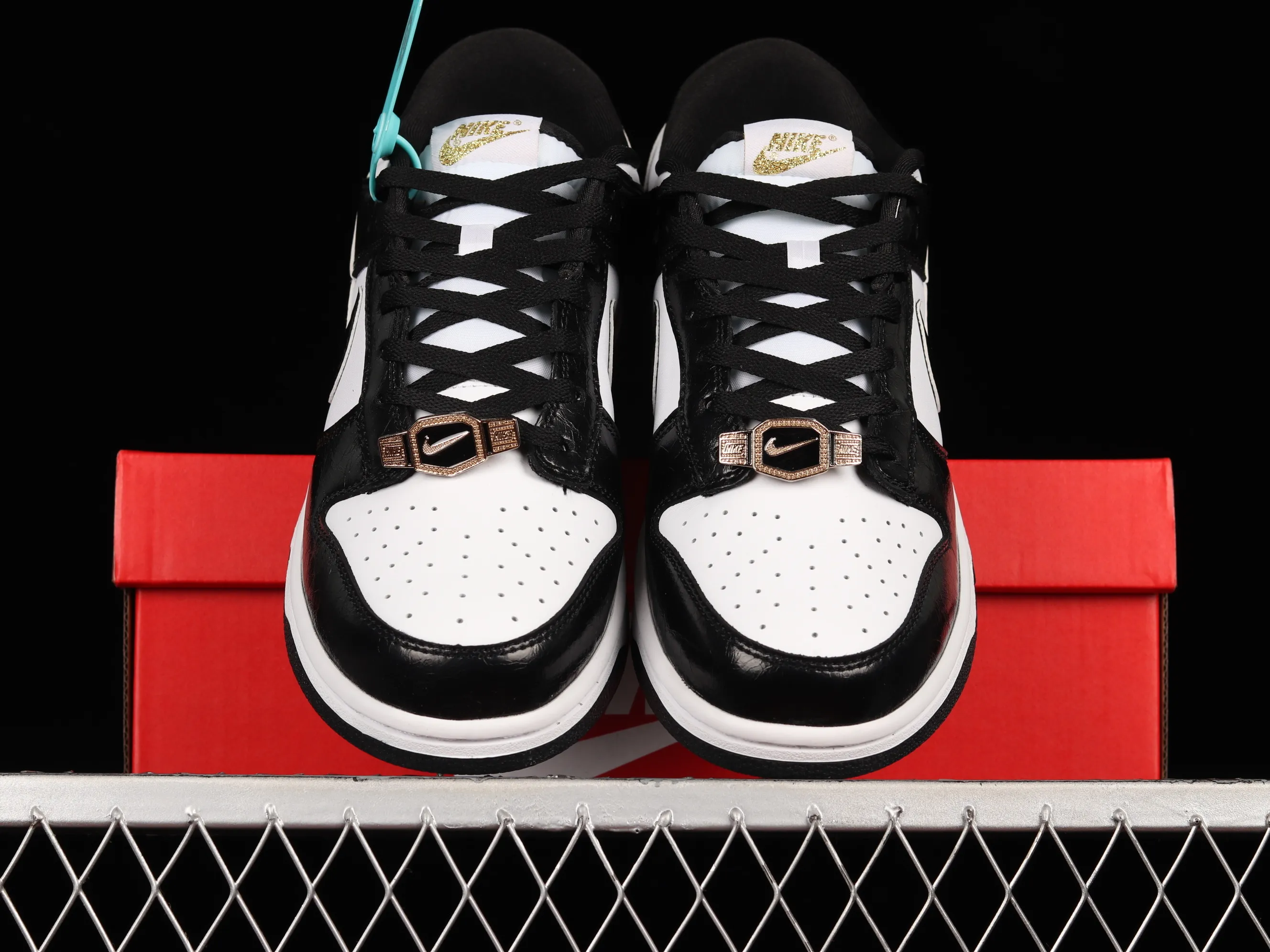 All categories Nk SB Dunk series Nk SB Dunk Low low-top sneakers F version special price Nk Dunk SB Low black and white patent leather panda SB smashed backboard fashion casual sneakers DR9511-100